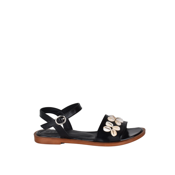 Flat buckle sandal with details